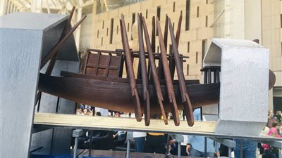 مساعد الوزير يكشف أسباب نقل مركب خوفو من الهرم للمتحف الكبير