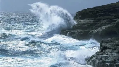 تحذير من الأرصاد بارتفاع أمواج البحر لمدة ثلاثة أيام (فيديو)