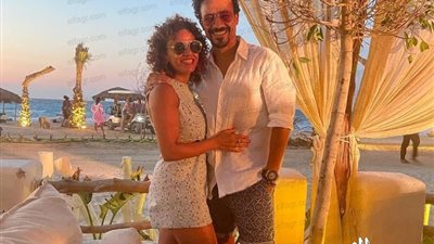 بإطلالة رومانسية.. علا رشدي مع زوجها على شاطئ البحر