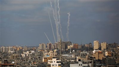 منظمة حقوقية تصف إطلاق حماس صواريخ على إسرائيل بـ