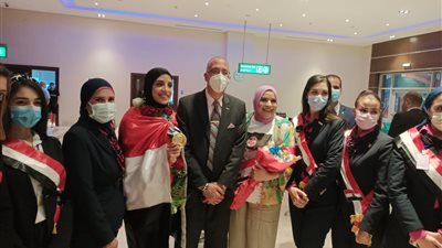 استقبال فريال أشرف وأحمد الجندي بالورود في مطار القاهرة (صور)