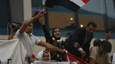 لحظة استقبال أبطال مصر «فريال أشرف والجندي» في مطار القاهرة بكاميرا الفجر الرياضي 
