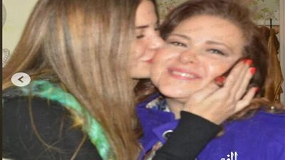 ميرفت أمين تمر بحالة نفسية عصيبة عقب وفاة دلال عبد العزيز وتؤجل أعمالها