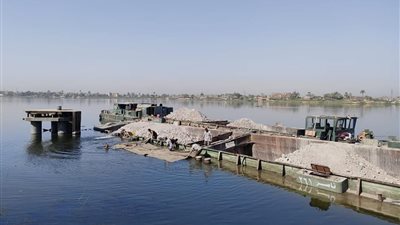 أجهزة محافظة قنا تتابع أعمال انتشال صندل الطين الغارق 