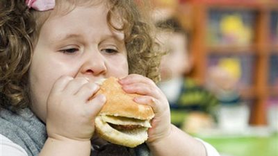 خبيرة تغذية: الطفل مريض السمنة أرض خصبة للأمراض (فيديو)