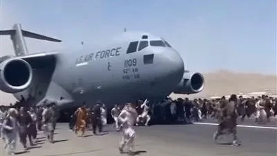 الرئيس يغادر ومدنيون يهربون من جحيم طالبان.. ماذا يحدث في أفغانستان؟