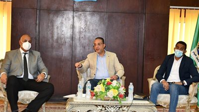 رصف ورفع كفاءة 104 طريق بـ