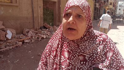 سيدة بعقار دمنهور المنهار: بنتي ربنا نجاها (فيديو)