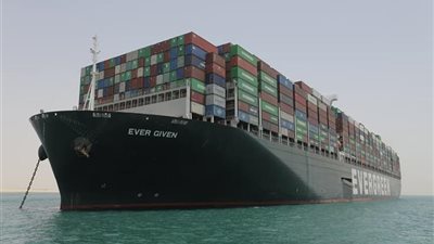 رئيس قناة السويس يعلق على عبور