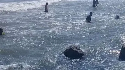  إنقاذ 11 شخصا بينهم سيدات وأطفال من الغرق بالإسكندرية 