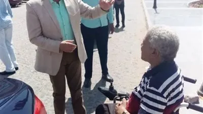 محافظ أسوان: تخصيص فرص تدريبية للصم في مجال الألياف الضوئية 