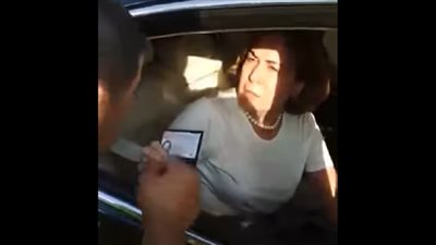 شاهد.. برلمانية عن حزب أردوغان تهدد شرطيا وتسبه