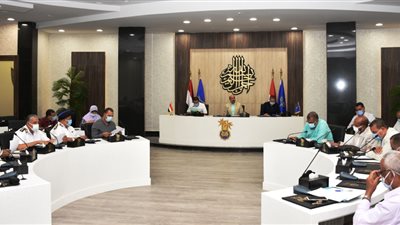 استعدادا للموسم القادم.. محافظ أسوان يرأس اجتماع اللجنة العليا للسياحة