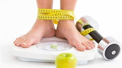 استشاري يكشف عن حل لتثبيت الوزن بعد التخسيس (فيديو)