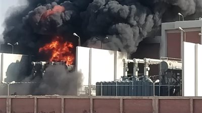 القوات البحرية تسيطر على حريق بمحولات الكهرباء شرق بورسعيد (صور)
