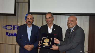 أيمن عثمان يهدي درع جامعة أسوان لوزير الاتصالات (صور)