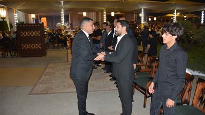 شاهد بكاميرا الفجر - مصطفي ثابت يحضر عزاء والدة أحمد حسن