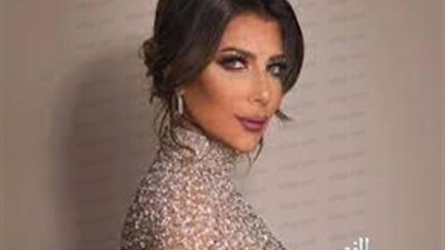 أصالة تثير الجدل بخلعها الحذاء على مسرح جدة.. تفاصيل