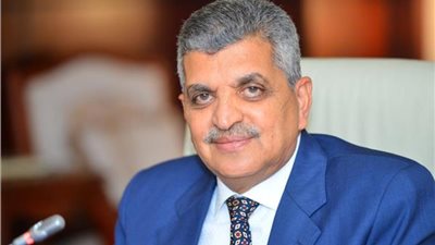 أسامة ربيع يكشف تفاصيل عبور أكبر سفينة حاويات في العالم قناة السويس