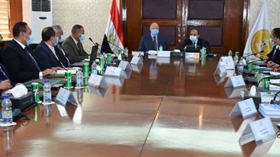 بعد التعاقد مع شركة خاصة.. محافظ القاهرة يطالب شركات النظافة بالالتزام