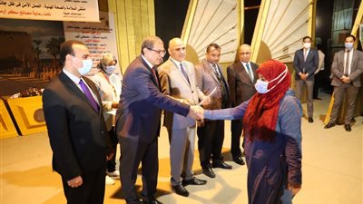 وزير القوى العاملة يسلم 2247 بوليصة تأمين تكافلي بالأقصر 