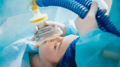 طبيب يكشف حقيقة وجود أضرار من التخدير بالبنج بعد التطعيم ضد كورونا (فيديو)