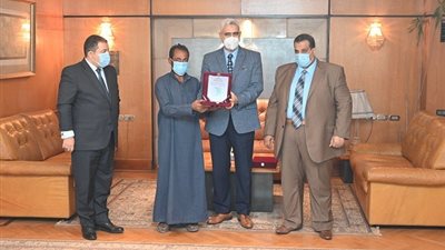 وجد 400 ألف جنيه وسلمها للشرطة.. رئيس جامعة الفيوم يكرم عامل نظافة (صور)