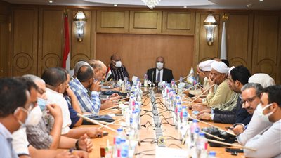 نواب قنا والمحافظ يبحثون تذليل التحديات أمام مشروعات مياه الشرب والصرف الصحي