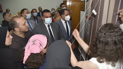 محافظ البحيرة ورئيس جامعة دمنهور يفتتحان مدرج الشهيد خالد العريان (صور)