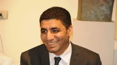 الشاعر روماني صبحي: الخجل يزيد المرأة جمالا (فيديو)