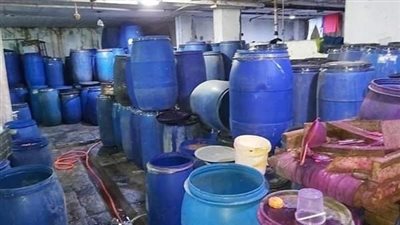  ضبط 32 طن منظفات صناعية مجهولة المصدر داخل شركة بالجيزة قبل ترويجها