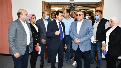 وزير الرياضة ومحافظ البحر الأحمر يتفقدان تطوير المدينة الشبابية بالغردقة (صور)