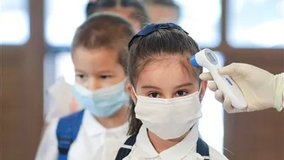 طبيبة تكشف أعراض إصابة الأطفال بكورونا وكيفية التعامل معها 