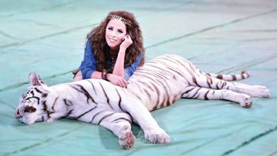 أنوسة الحلو: لما كنت بعمل حاجة حلوة وأنا صغيرة كانوا بيدخلوني ألعب مع الأسد