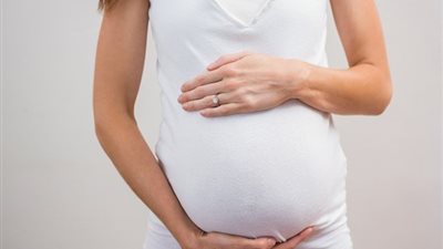 طبيب: المرأة تستطيع الإنجاب في عمر الـ70 في هذه الحالة (فيديو)