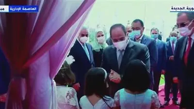 شاهد.. 3 فتيات يستوقفن السيسي أثناء تفقده القافلة الإنسانية