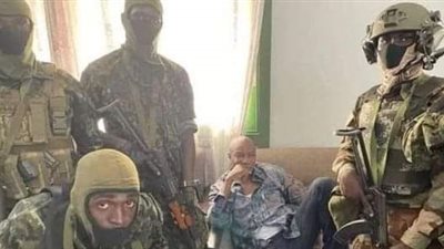 الجيش نزل واعتقل الرئيس واحتجاز منتخب كرة قدم.. ماذا يحدث في غينيا؟