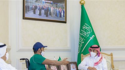 وزير الرياضة يستقبل بطل ألعاب القوى القرشي المُتوج ببرونزية دورة الألعاب