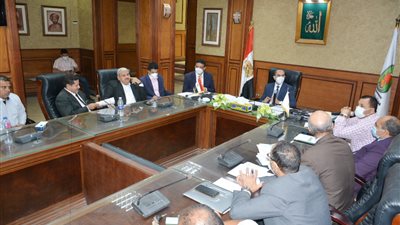 نائب محافظ سوهاج يترأس اجتماع لجنة تفعيل قانون تنمية المشروعات (صور)