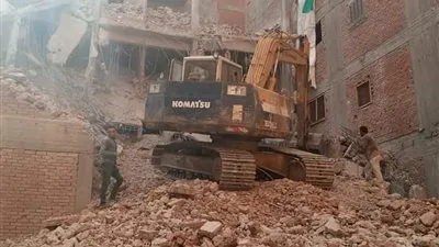 الخطوات النهائية لإزالة عمارة مائلة بالمنصورة (صور)