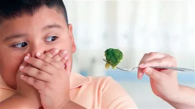  خبيرة تغذية تحذر من سلوك معتاد من الأسر يضر بصحة الأطفال (فيديو)