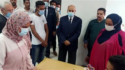رئيس جامعة المنيا يتفقد نقاط تلقي لقاح كورونا بالكليات (صور) 