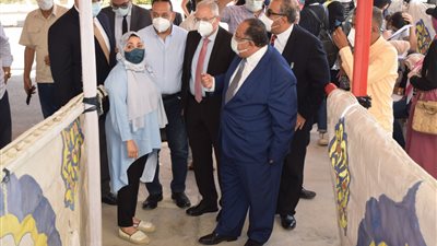 رئيس جامعة حلوان يتفقد تطعيم الطلاب الجدد بلقاح كورونا (صور)