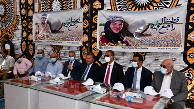 وزير قطاع الأعمال ومحافظ الفيوم يشهدان المزايدة العلنية لمحصول القطن (فيديو) 