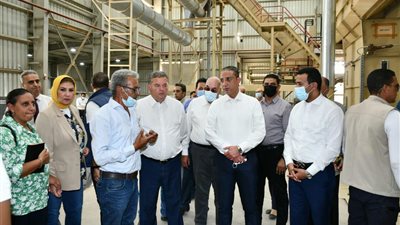 وزير قطاع الأعمال ومحافظ الفيوم يتفقدان المحلج المطور (فيديو وصور)
