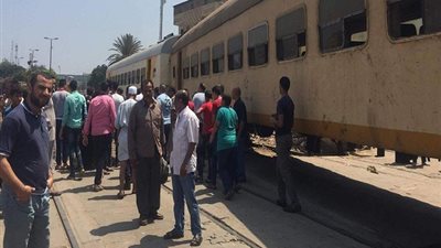 بتر ساق أمين شرطة وإصابة شاب سقطا من قطارين ببني سويف