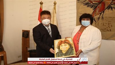 وزيرة الثقافة تودع المستشار الثقافي الصيني بالقاهرة وتهديه درعا تذكاريا وشهادة تقدير