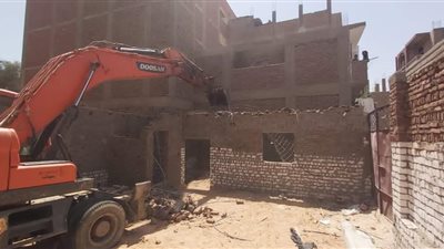 إزالة فورية لعقار بدون ترخيص في قنا