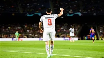 ليفاندوفسكي يعمق جراح برشلونة بالهدف الثاني 