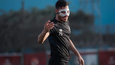 أكرم توفيق يرتدي واقي الوجه ويُشارك في مران الأهلي الجماعي